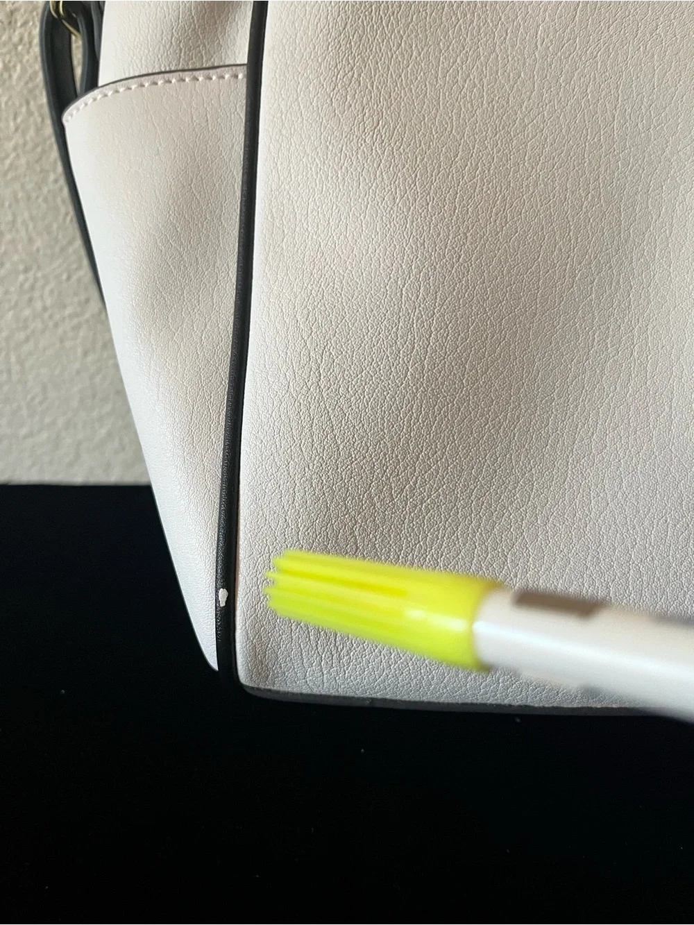 Liz Claiborne crossbody white handbag great condion
